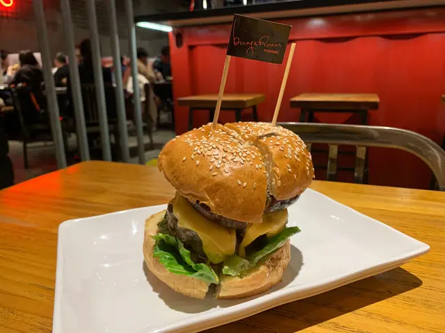 大烤菇芝士牛肉漢堡