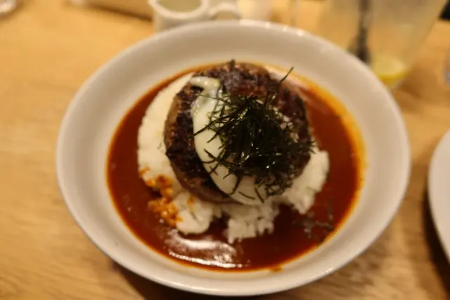 手打牛肉漢堡扒配溫泉蛋飯