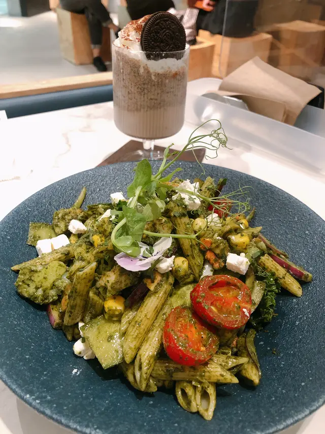 煙雞胸羅勒青醬長通粉沙律