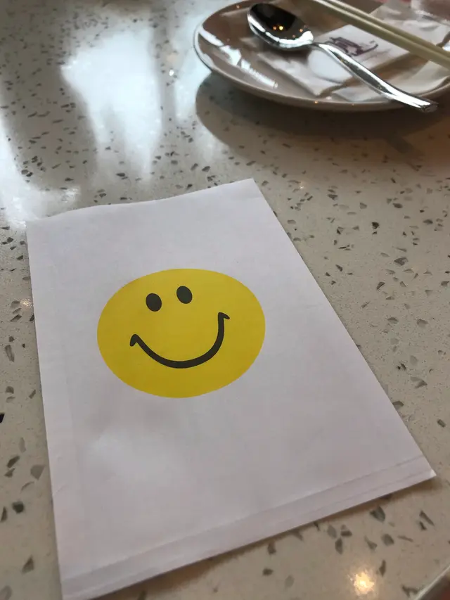 謝謝店員給我們笑臉的口罩套紙袋