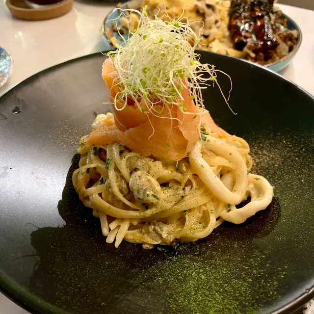 海鮮忌廉汁扁麵配挪威煙三文魚