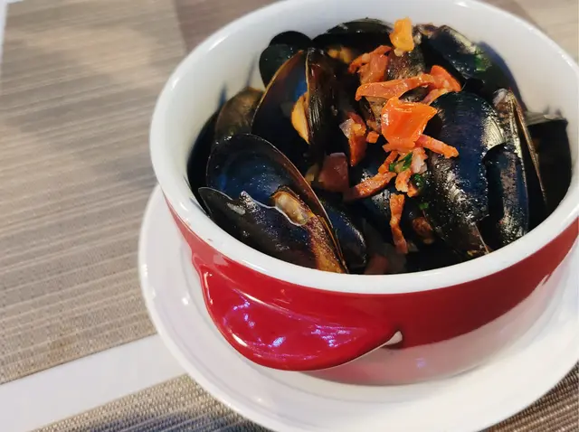 牛油白酒煮藍青口 