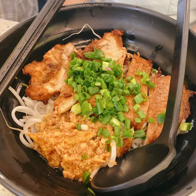 熱拌香茅豬扒米線