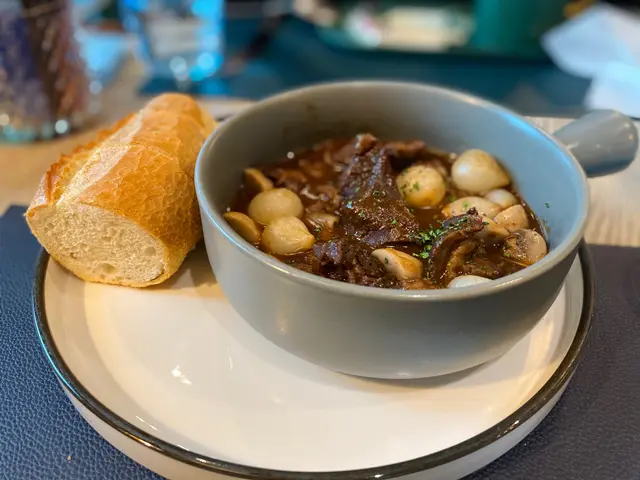  慢煮法式紅酒燘牛頰肉配法飽