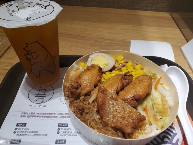 百芳滷雞翼便當 + 朋友給了我的豬扒^^