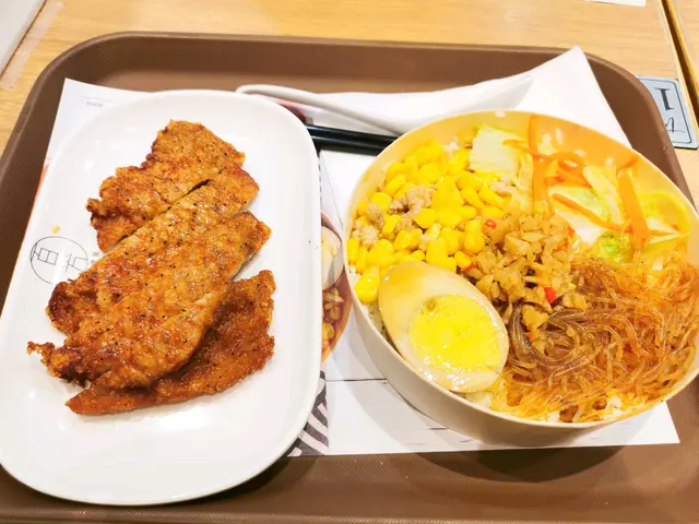 豬扒跟炸雞腿比較，就略為遜色