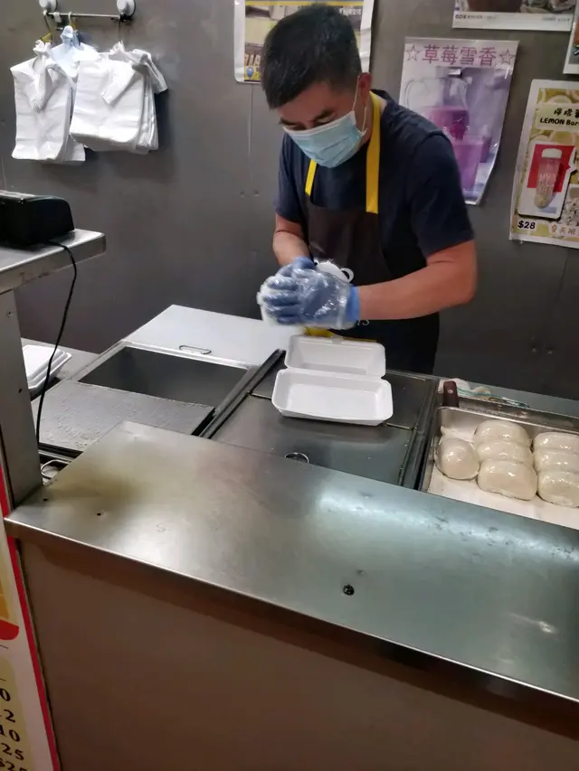 店員熟練地打開蒸爐蓋,取出四條腸粉切件