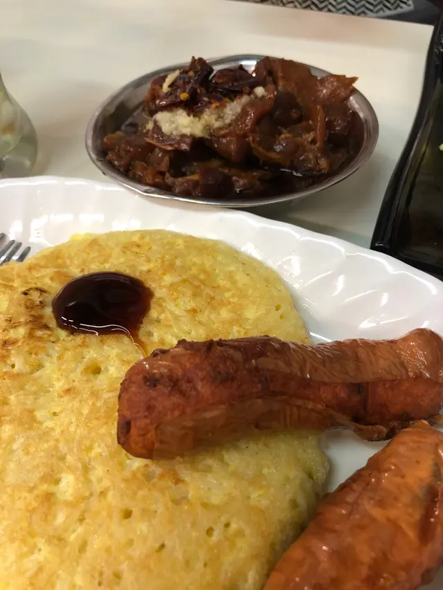 炒米粉上場,表面平平無奇,我咬落去充滿龍龍嘅蛋香,炸蝦條香又脆,牛腩用另外一隻碟仔上,有蘿蔔片墊底非常入微,牛腩面放有生蒜蓉及乾辣椒🌶️,很配合。牛腩單吃少少偏鹹,但撈上炒米粉食,的確係相得益彰。