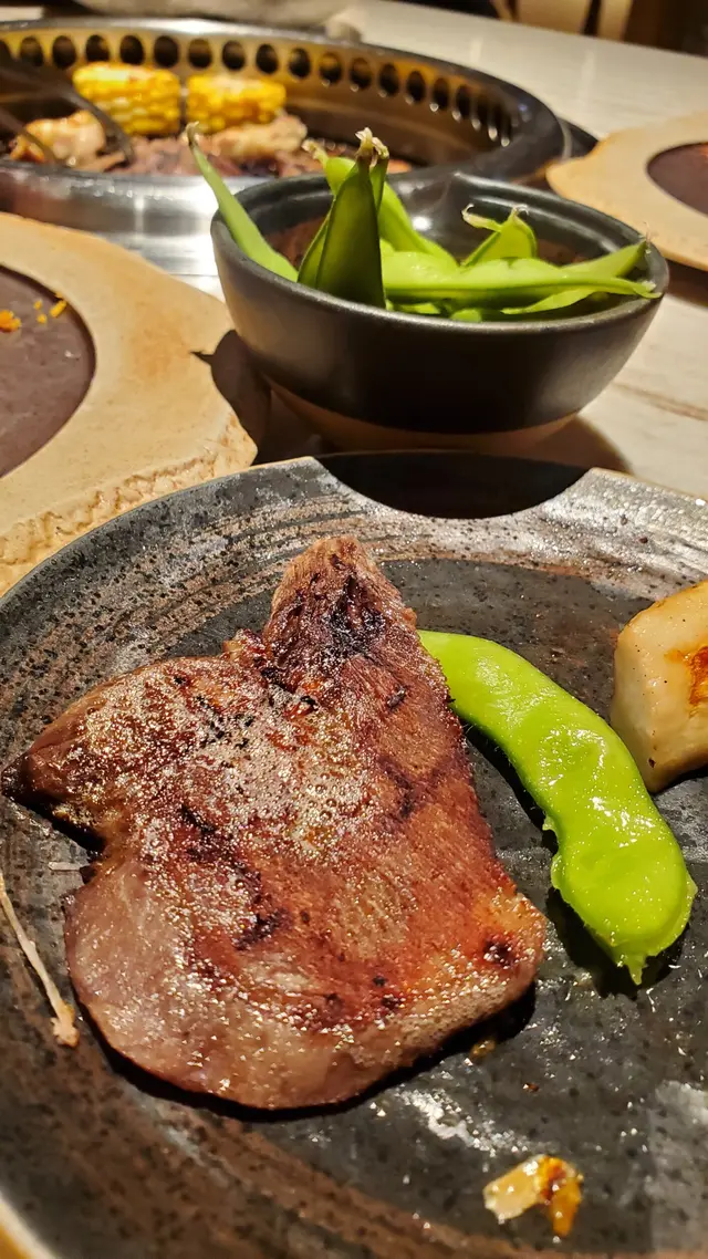 第二啲餐廳燒牛舌都唔會上檯，呢間似係將牛舌燙過先拎去雪，燒完靭到呢！
