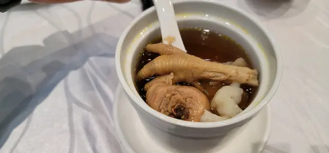 花翅群燉雞:唔見有翅群,唔係花膠,係沙爆魚肚!仲有沙。