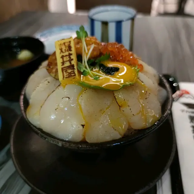 制霸！鵝肝海鮮盛丼