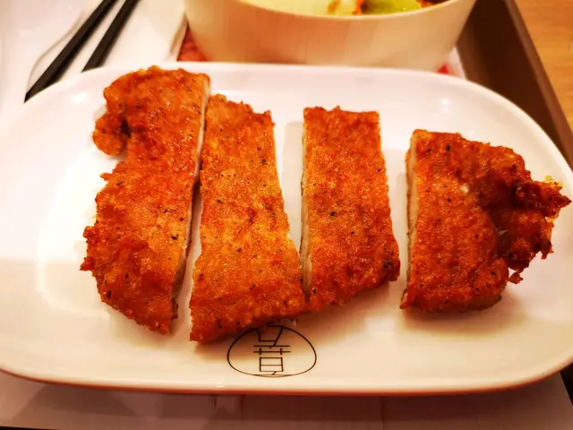 煎豬扒切件上，很香而不油膩