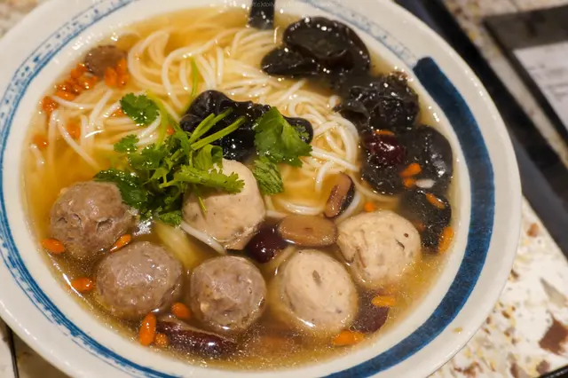 藥膳養生湯濃汁手作牛丸拼福茂貢丸米線