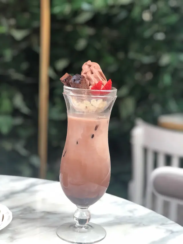 Chocolate drink taste like water and milk with little chocolate and is not even cold. Ice cream on top is really smooth and rich
