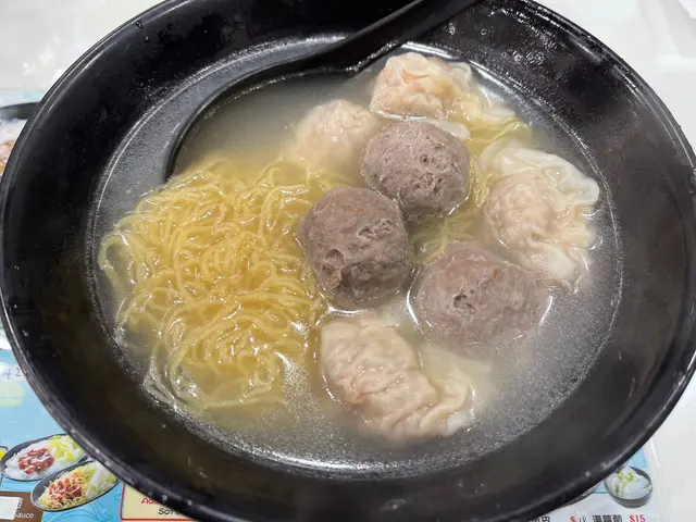 鮮蝦雲呑拼爽口牛丸麵