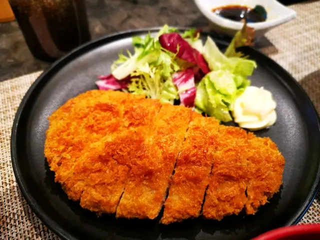 吉列豬扒配烏冬,豬扒炸得外脆內嫩