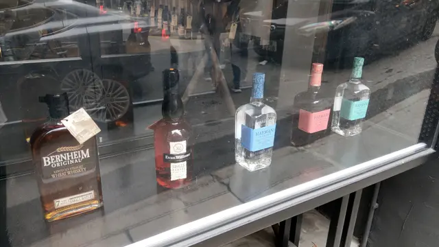 主要售賣樽裝酒 (紅酒、日本清酒) 