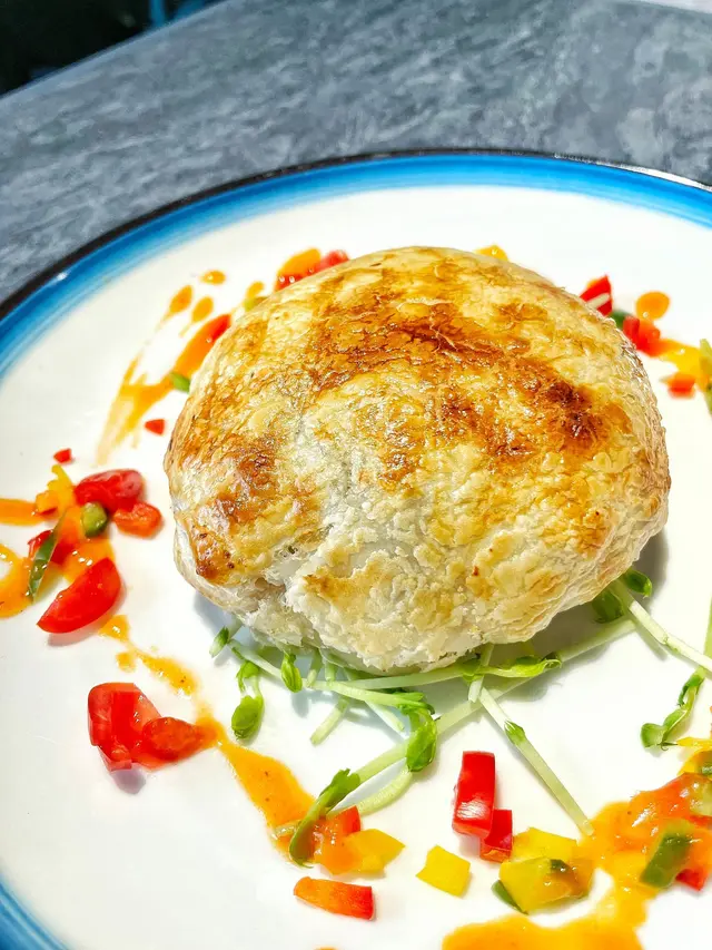 沒想到在冰室都可以食到這款英國經典名菜,今次選擇五成熟,裡面還有風乾火腿和鵝肝醬包著牛柳,肉質軟滑同時又增加了鹹香味,不用點任何醬汁已經很夠味道,而且即叫即焗,保持原汁原味!