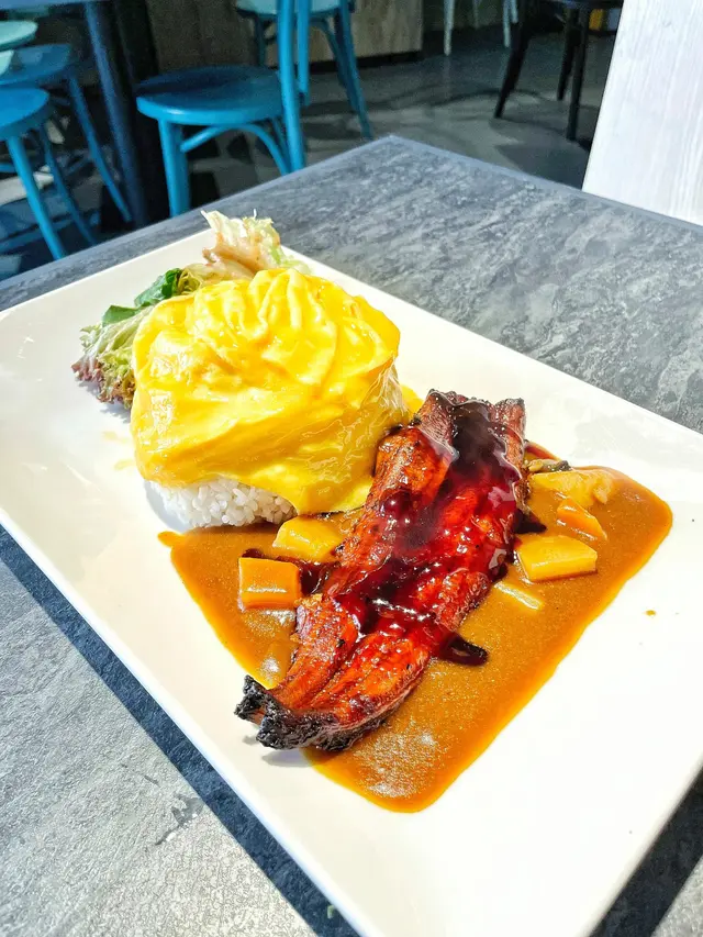 又厚又肥美的蒲燒鰻魚，汁甜無骨，再配上煮到半熟的旋風蛋包飯，不論是打卡，還是美道一樣吸引。