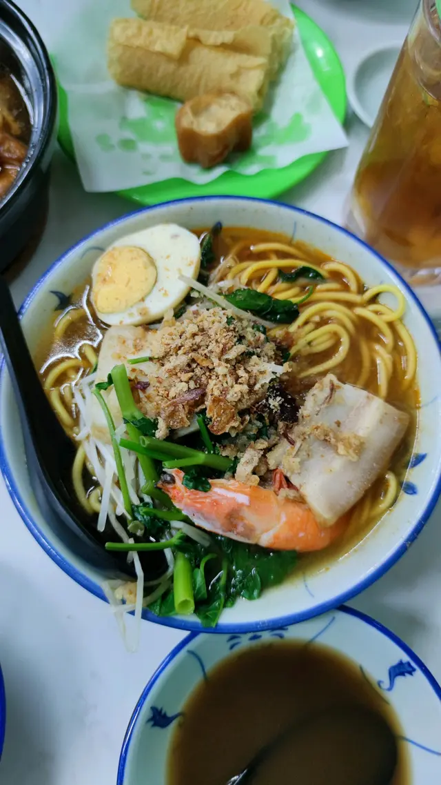 湯底濃郁惹味,但油麵普通,蝦肉好霉