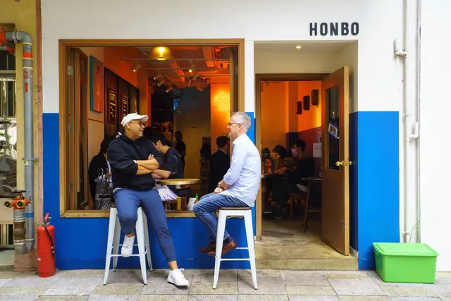 灣仔本店係行希臘風，門面係白色同藍色拼合