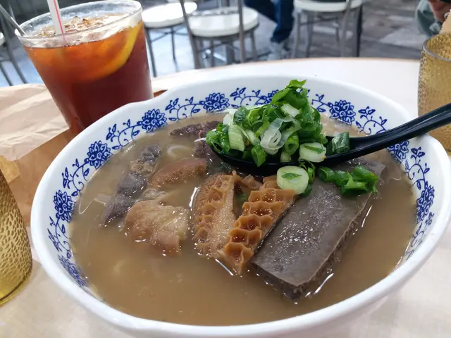 這裡的牛雜河真的不錯，份量偏多，大約每款一至兩件。清潔乾淨，這是食內臟時，特別要注重的因素呢！湯汁味道適中，不會太淡或太鹹，加上新鮮翠綠的蔥花，以湯匙盛載著，使食用者食時才把蔥花浸湯，令蔥花可依食用者的喜好而控制於最喜歡的生熟度，吃到最喜歡的味道。餸放得整整齊齊，味道入味，軟硬咬勁適中。而河粉順滑，軟硬度也恰度好處。如大家喜歡吃牛雜的話，這是一個好選擇呢！