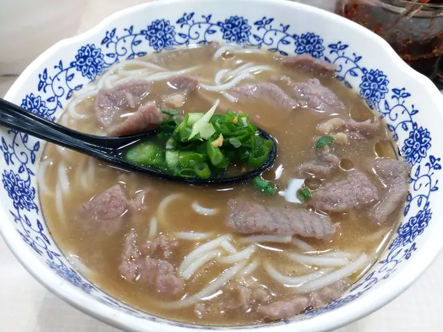 我跟家人分別各點了灼滑牛肉米線，一碗是原味，一碗可免費加腩汁。粉麵送來的時候，蔥花也是分開上的，這是我最欣賞的安排呢！先說那些米線吧！生熟度恰度好處，米線不會太熟，還保留那份少少的煙韌口感，這就不能不讚這裡的師傅煮粉麵的功架真的不錯，加上那選料的職員也是功不可沒呢！至於那滑牛肉呢！真的是滑，有少許牛味，每碗約有六、七片左右，份量都不算少。