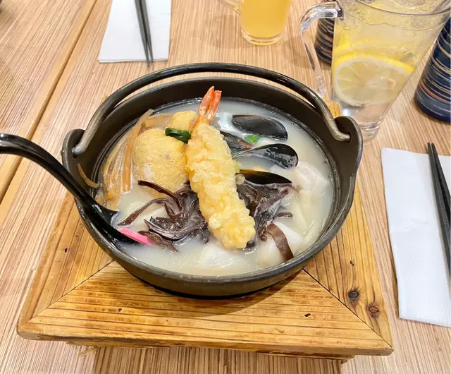 什錦海鮮豚骨湯鍋燒烏冬