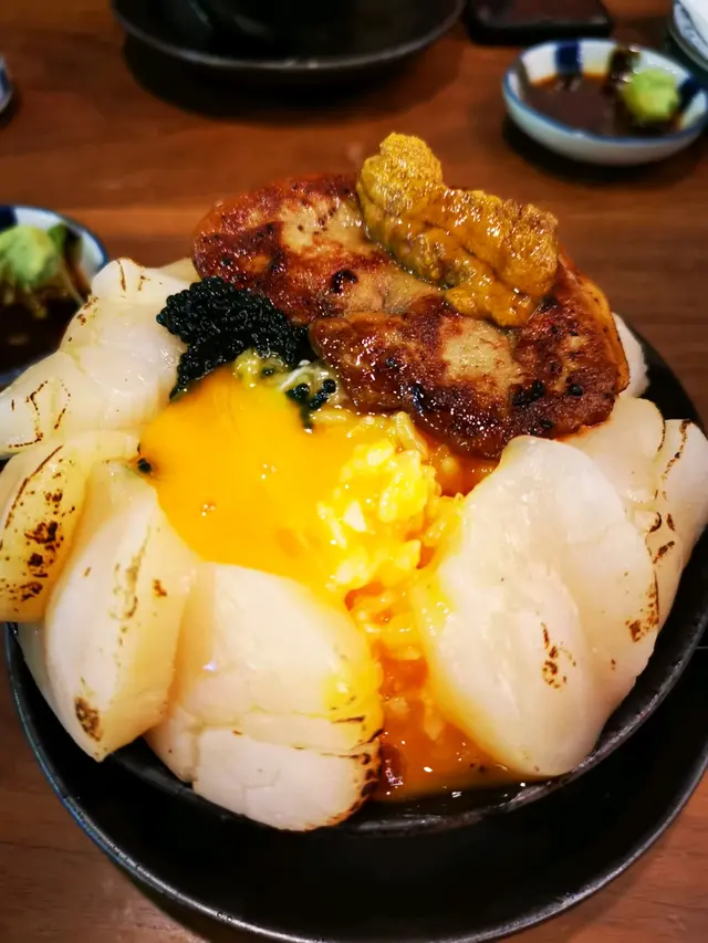 非常貴氣的丼飯,食材豐富滿足
