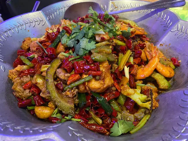 香鍋自選組合（有機花菜+涼瓜+剝皮魚+肥牛肉+海蝦）中辣