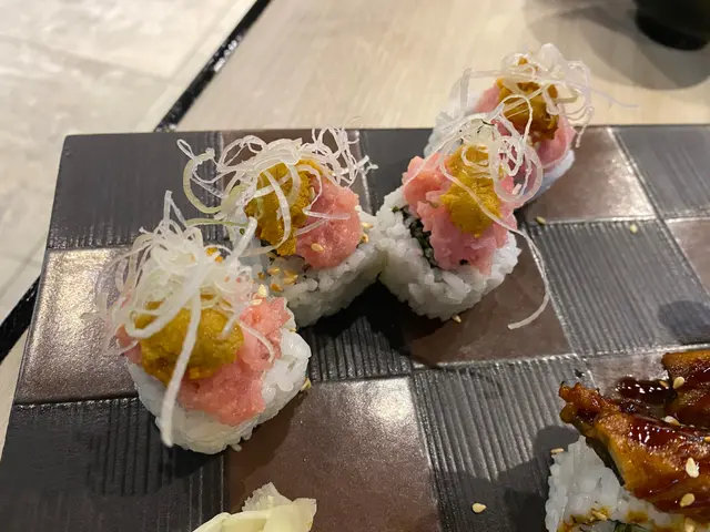 碎蔥吞拿魚腩海膽卷