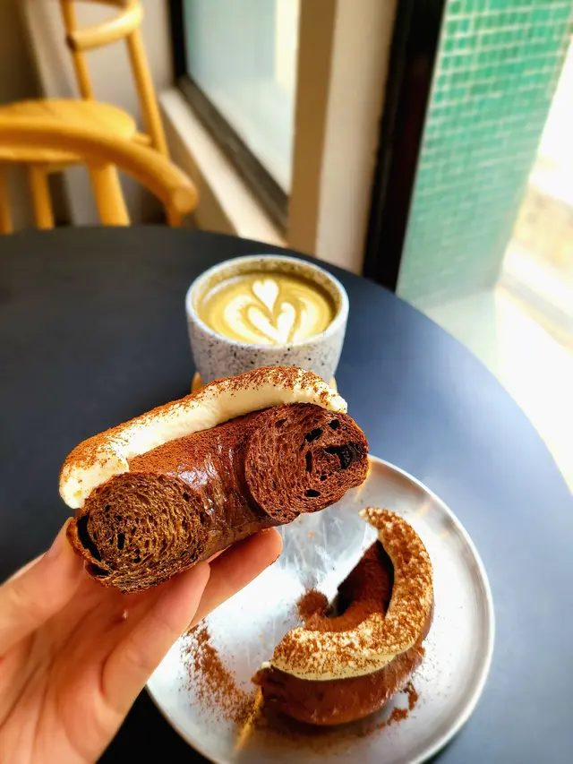 Mocha Bagel ($58) & Hojicha Latte ($50)