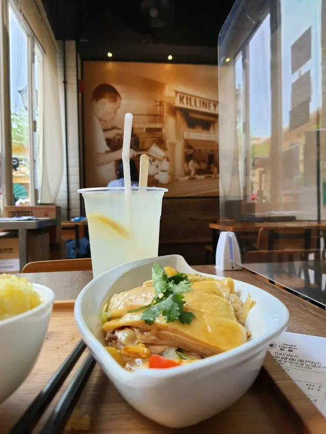 不肥你的雞,但欠雞味,唯雞油飯直得一讚