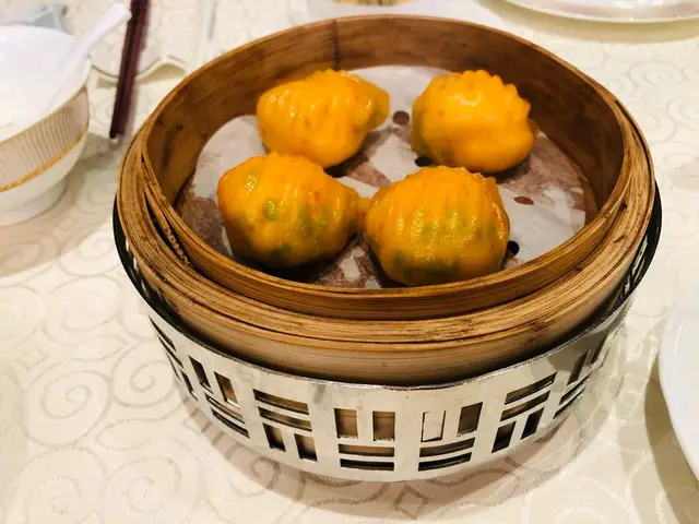 紅椒汁露筍蝦餃