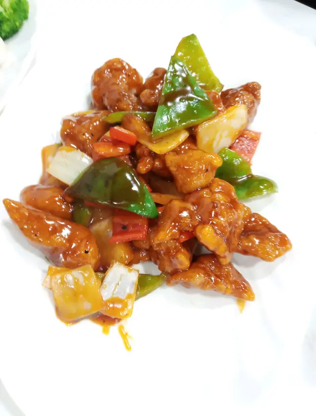酸酸甜甜好惹味超開胃😋肉質香脆內軟大大件炸得唔會厚漿,加菠蘿🍍紅、青椒洋蔥撈飯正呀,小朋友至愛👍