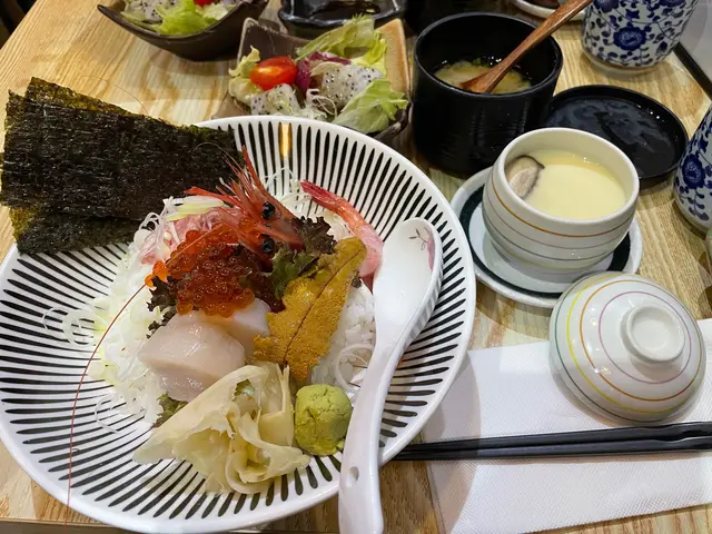午餐：極上海鮮丼