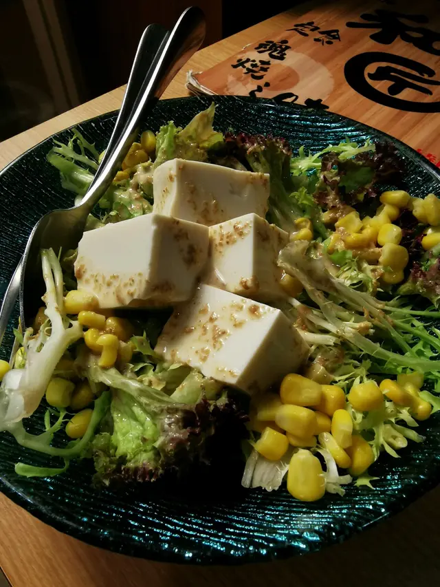 豆腐豆味濃且香滑富豆香 ，唯賣相較普通