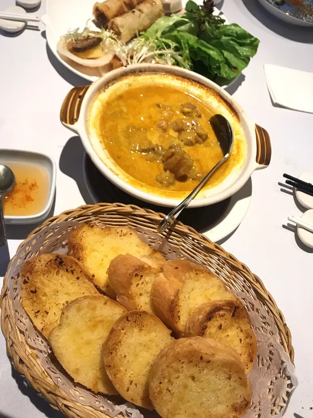 咖哩牛腩煲 配 焗蒜蓉法包