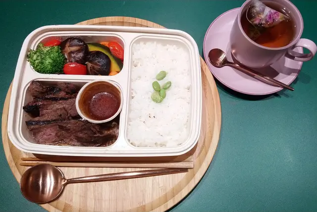 韓式石燒牛扒飯($94) 和熱玫瑰茶($20)