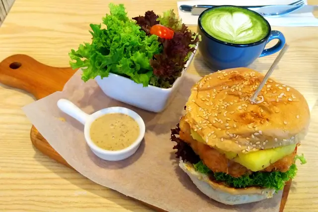 台灣鳳梨蝦堡、Green tea latte