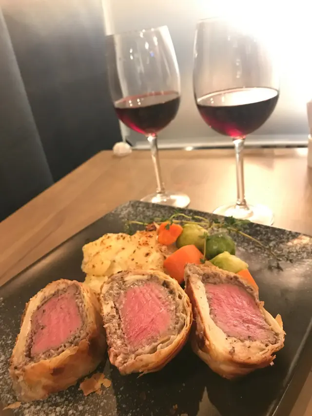 我們點了威靈頓牛柳。聽店員介紹,酥皮也是餐廳主廚自己揉的啊!慢煮的牛柳配上自家制的酥皮,令這道原本是心機菜的菜餚,更顯用心!