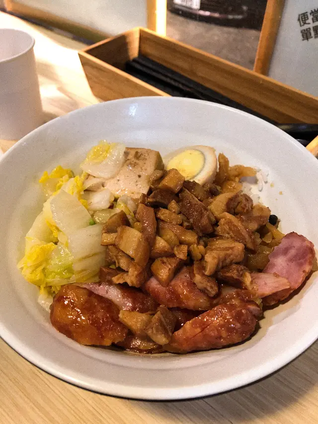 香腸魯肉飯便當