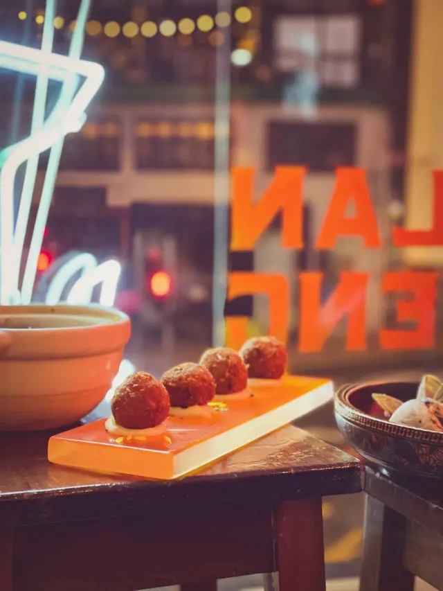 脆炸蟹肉飯波配蛋黃醋