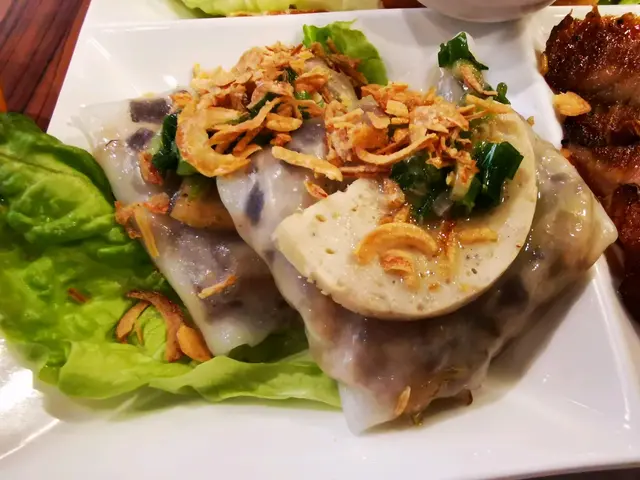 大大件,內有香茹、香蔥及肉碎,粉卷上放了一片香辣的札肉