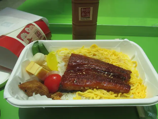 今日專登走和田購買個招牌鰻魚飯便當。用八達通購買便當。個飯盒加杯奶茶都係$66。購買時間每日12時正至下午1時半。逢星期一至星期五。用自動售買機購買。個飯盒温度適中。個飯盒買完走去food court坐位食便當。個便當賣相好正。鰻魚肉好新鮮。加埋醬汁就有日本風。個飯用日本米。食得出同泰國米有唔同。個蛋造到好美觀。食落好彈牙。杯自家製奶茶好滑好飲。下次要試下自家製中湯。