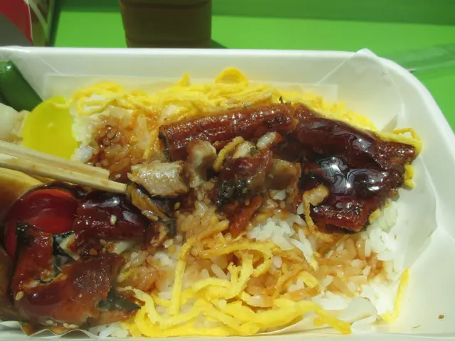 今日專登走和田購買個招牌鰻魚飯便當。用八達通購買便當。個飯盒加杯奶茶都係$66。購買時間每日12時正至下午1時半。逢星期一至星期五。用自動售買機購買。個飯盒温度適中。個飯盒買完走去food court坐位食便當。個便當賣相好正。鰻魚肉好新鮮。加埋醬汁就有日本風。個飯用日本米。食得出同泰國米有唔同。個蛋造到好美觀。食落好彈牙。杯自家製奶茶好滑好飲。下次要試下自家製中湯。