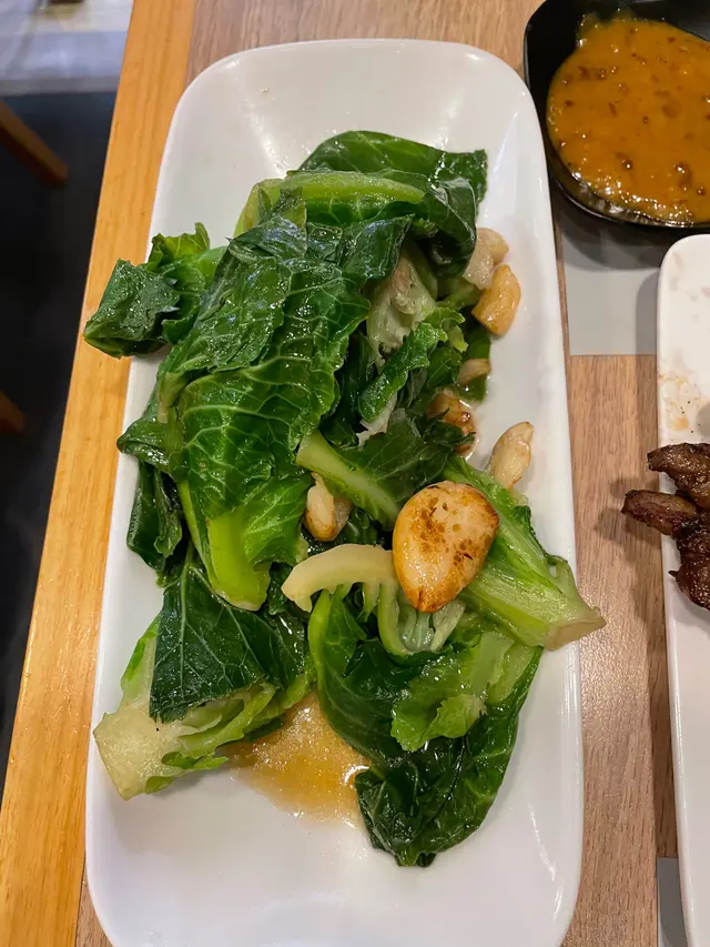 蒜蓉炒味度偏淡，女友認為泰式炒/咸魚炒會更惹味。但食得岀菜苗好有鍋氣。除左味不淡，還不錯👍🏼