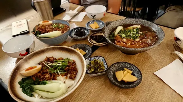 酒香椒麻牛肉絲拌麪、肉燥飯、牛肉麵