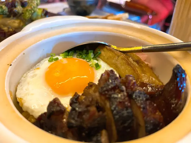 24小時慢煮伊比利亞叉燒,配煎日本太陽蛋,紅洋蔥漬,香噴噴香蔥豬油撈飯