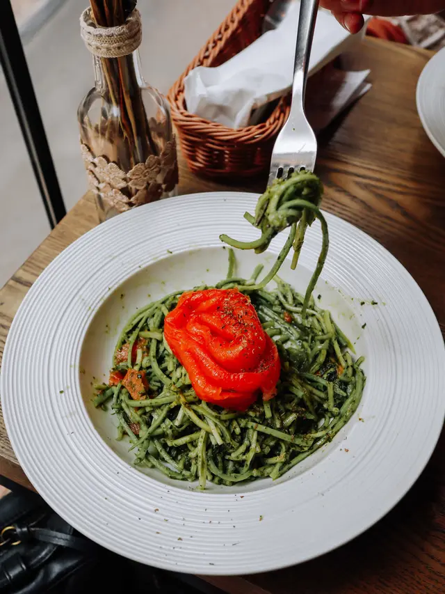 煙三文魚翠玉瓜麵